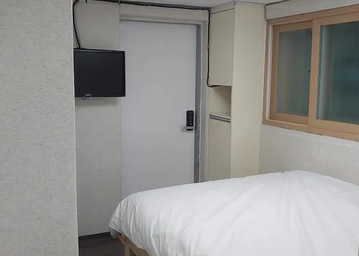 Stayin Myeongdong - Foreigners Only 3*
